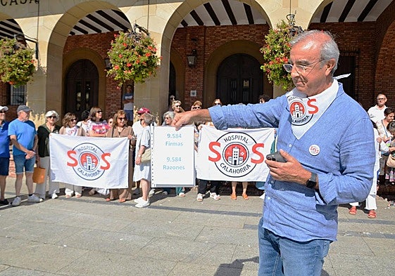 Castiella muestra, en la concentración de ayer, un documento en el que se señalan las firmas recogidas por la plataforma SOS Hospital Calahorra.