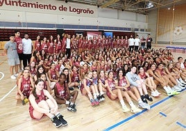 La plantilla del Unibasket posa con las canteranas del club.
