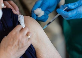 Una persona adulta recibe una de las inyecciones de protección previstas en el calendario vacunal vigente en la actualidad en La Rioja.