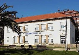 Exterior de la biblioteca municipal Pedro Gutiérrez de Calahorra.