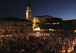 El humo del cohete de las fiestas de Santo Domingo trae el aroma a patatas y a tradición