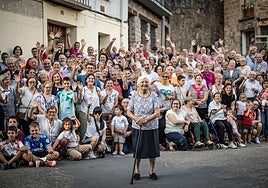 Francisca Castañares Ibáñez celebra su 107 en Torrecilla en Cameros este miércoles junto a sus vecinos.