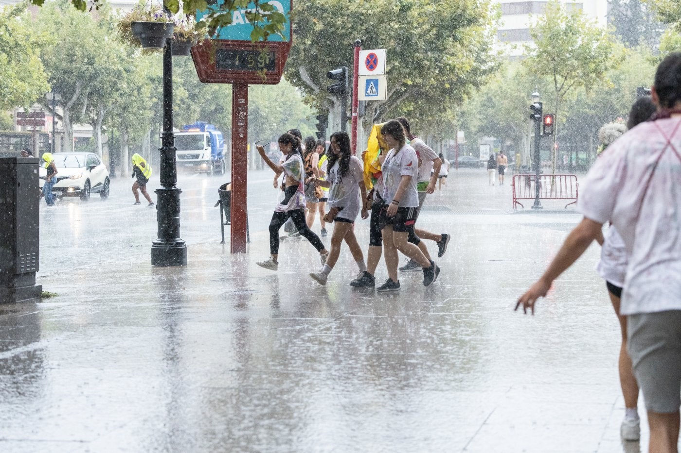 Jóvenes bajo la lluvia, el 20 de septiembre del pasado año tras el cohete