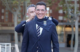 El alcalde anuda un pañuelo de fiestas en el cuello del cocinero Francis Paniego.