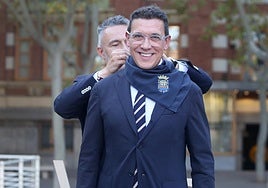 El alcalde anuda un pañuelo de fiestas en el cuello del cocinero Francis Paniego.