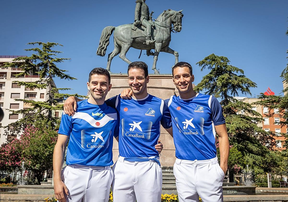 De izquierda a derecha, Rubén Salaverri, Darío Gómez y Javier Zabala, los tres pelotaris riojanos que participan desde hoy en la feria de San Mateo.