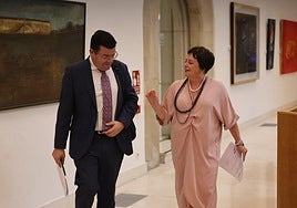 El consejero portavoz, Alfonso Domínguez, con la diputada de IU Henar Moreno