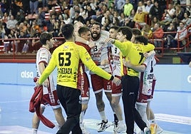 Los jugadores del Ciudad de Logroño celebran el triunfo conseguido la temporada pasada.