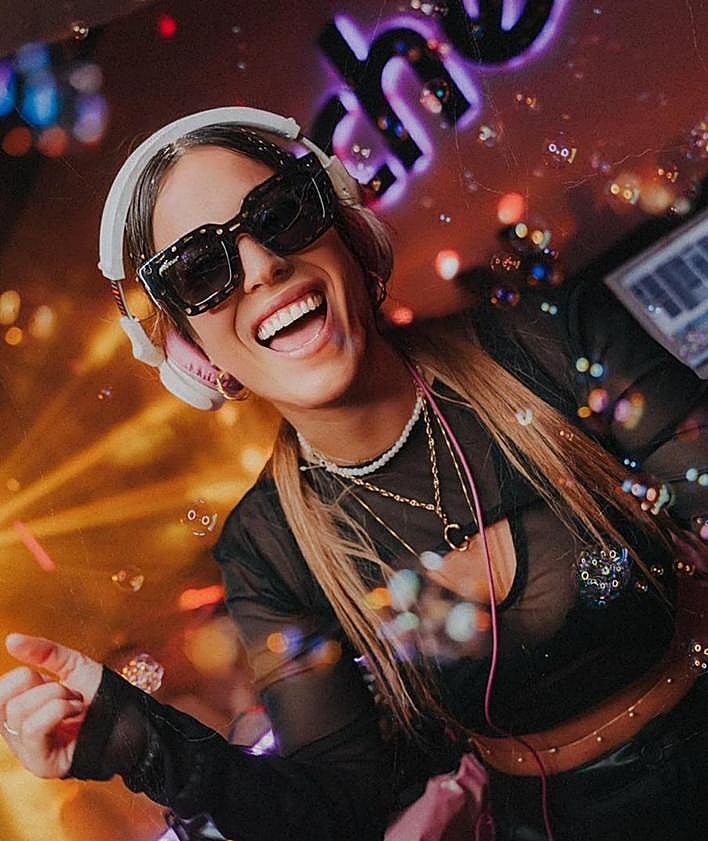 Imagen secundaria 2 - La banda La Rock-A, Víctor Puri y DJ Carmen de la Fuente.