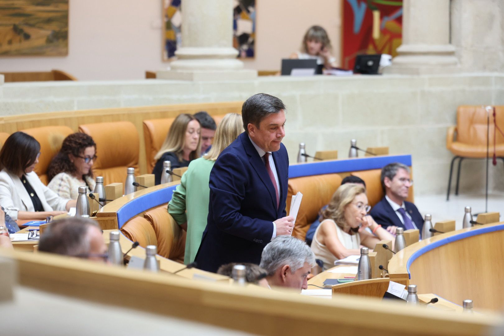 El consejero de Educación, Alberto Galiana, sale a la tribuna para replicar a la diputada Moreno