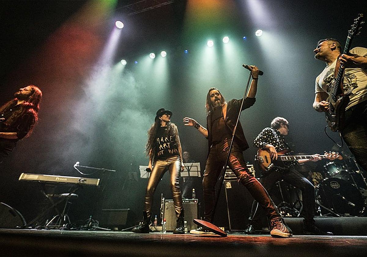 Imagen principal - La banda La Rock-A, Víctor Puri y DJ Carmen de la Fuente.