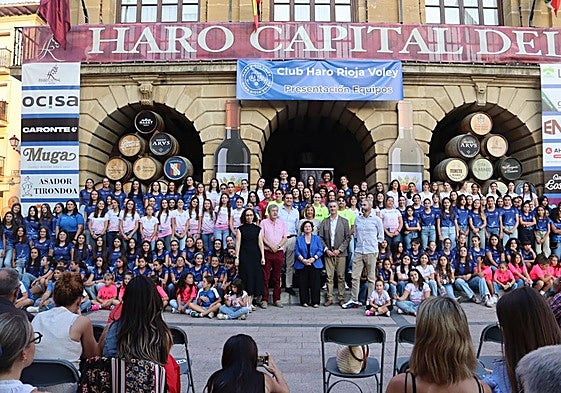 Presentación del Ocisa Haro Rioja Voley en la plaza de la Paz de la localidad jarrera.