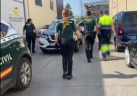La Guardia Civil arresta al morador de la vivienda.