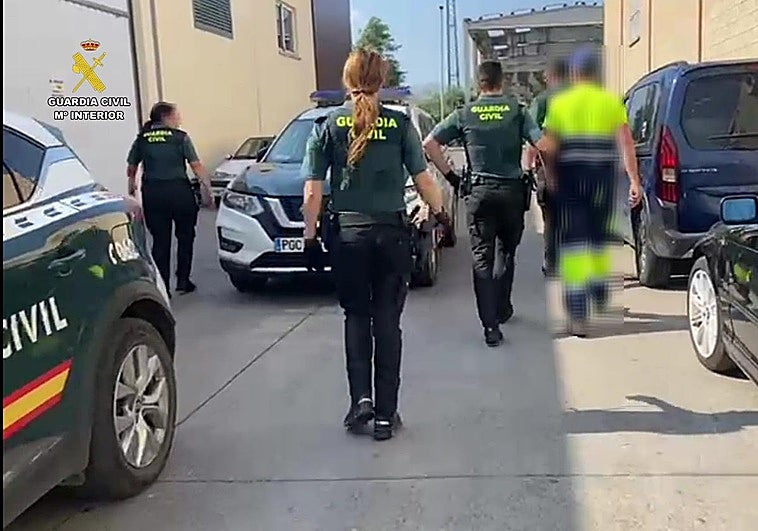 La Guardia Civil arresta al morador de la vivienda.