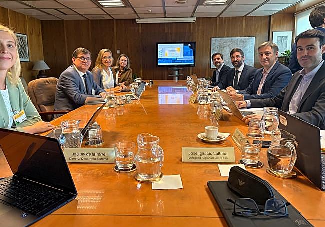 Al fondo a la izquierda, Amadeo Lázaro, Belinda León y Marta Novoa, en representación del Gobierno de La Rioja, en la reunión con el Miteco.