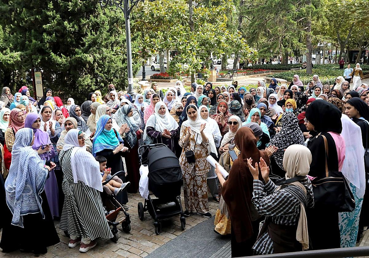 Eman Akram, acompañada por sus compañeras, durante la concentración