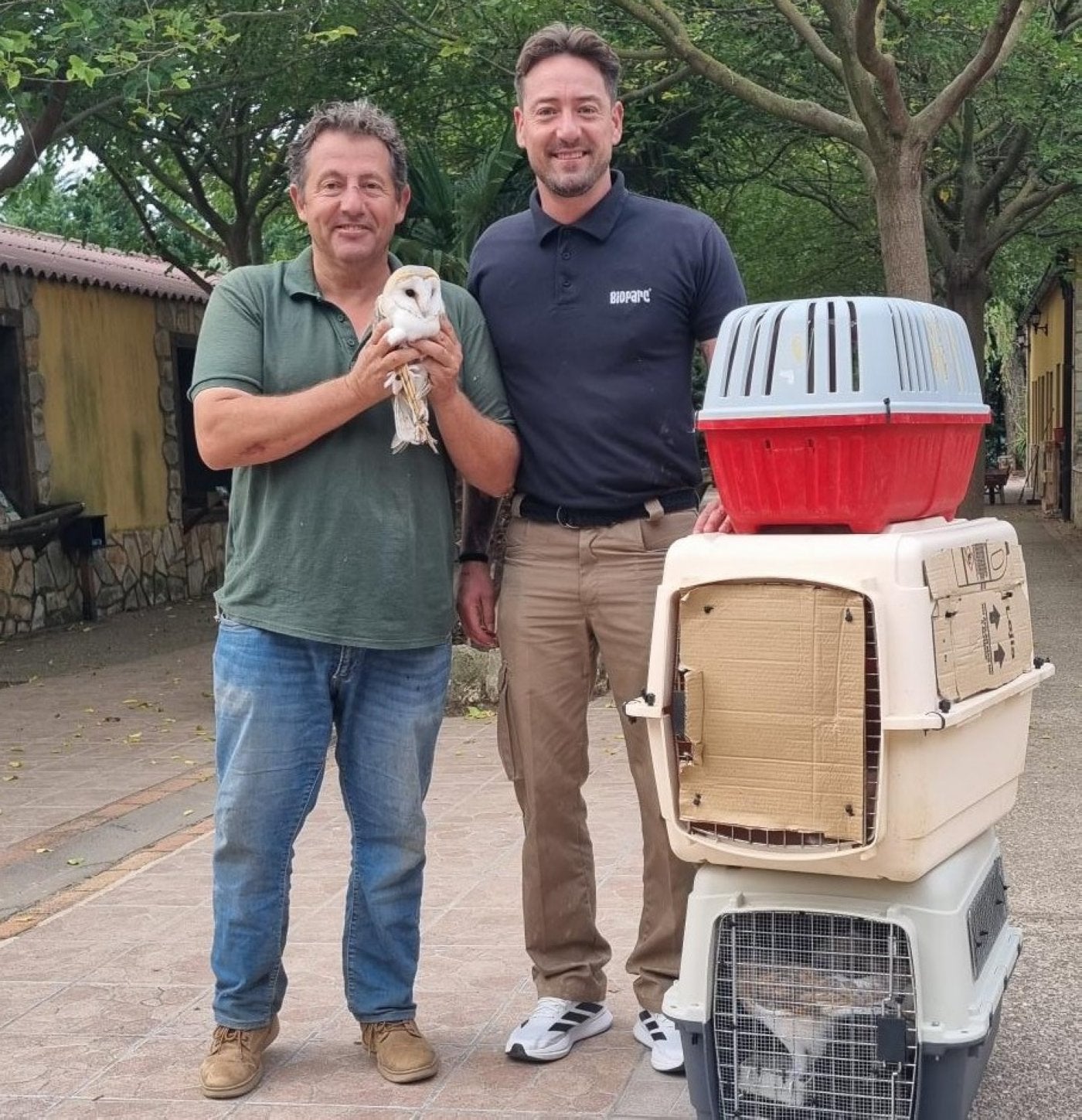 Luis Lezana, director de Tierra Rapaz, y un responsable de Bioparc, con una de las lechuzas trasladadas a Valencia.