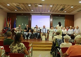 Los usuarios del centro tomaron la palabra y voz para poner un colofón musical a las Jornadas junto a miembros de la Branch Blues Band.
