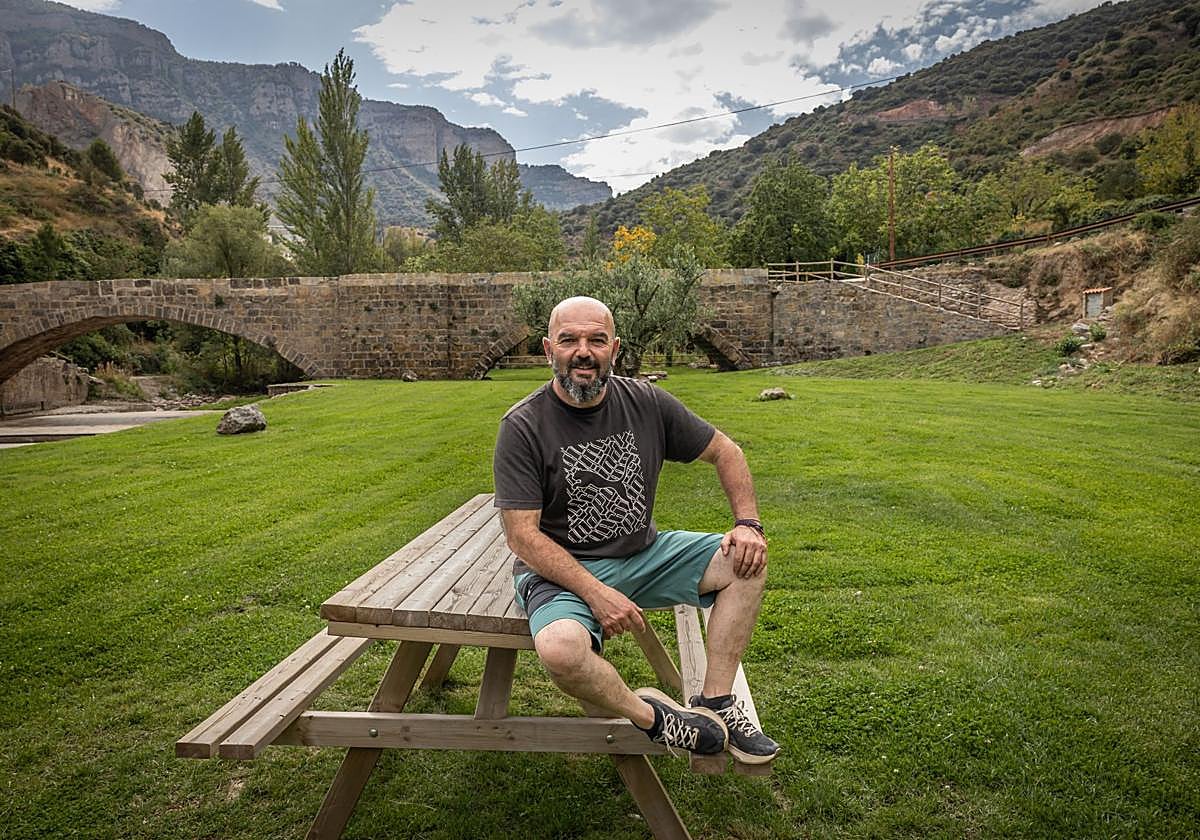 Raúl Martínez, en una zona de esparcimiento en Leza, junto al río Leza.