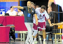 Miguel Ángel Velasco dirige a su equipo durante la victoria frente al Guadalajara el fin de semana pasado.