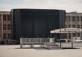 El «gran escenario» en cuestión, este viernes, en pleno montaje en la plaza del Ayuntamiento.