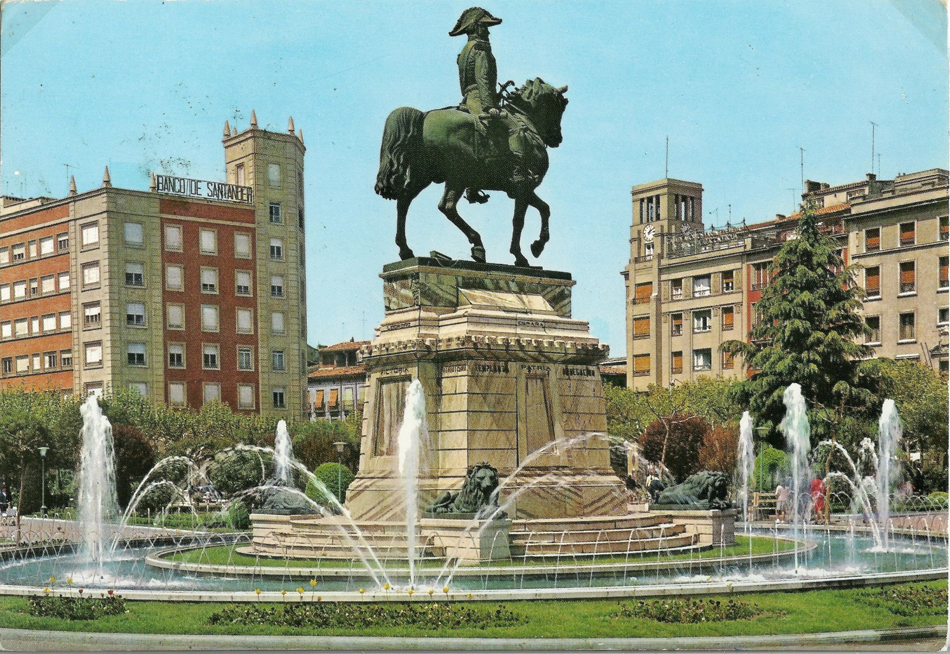 Imagen secundaria 1 - Pedestal de 1872, en construcción, y ya con la estatua tanto en blanco y negro como en color.