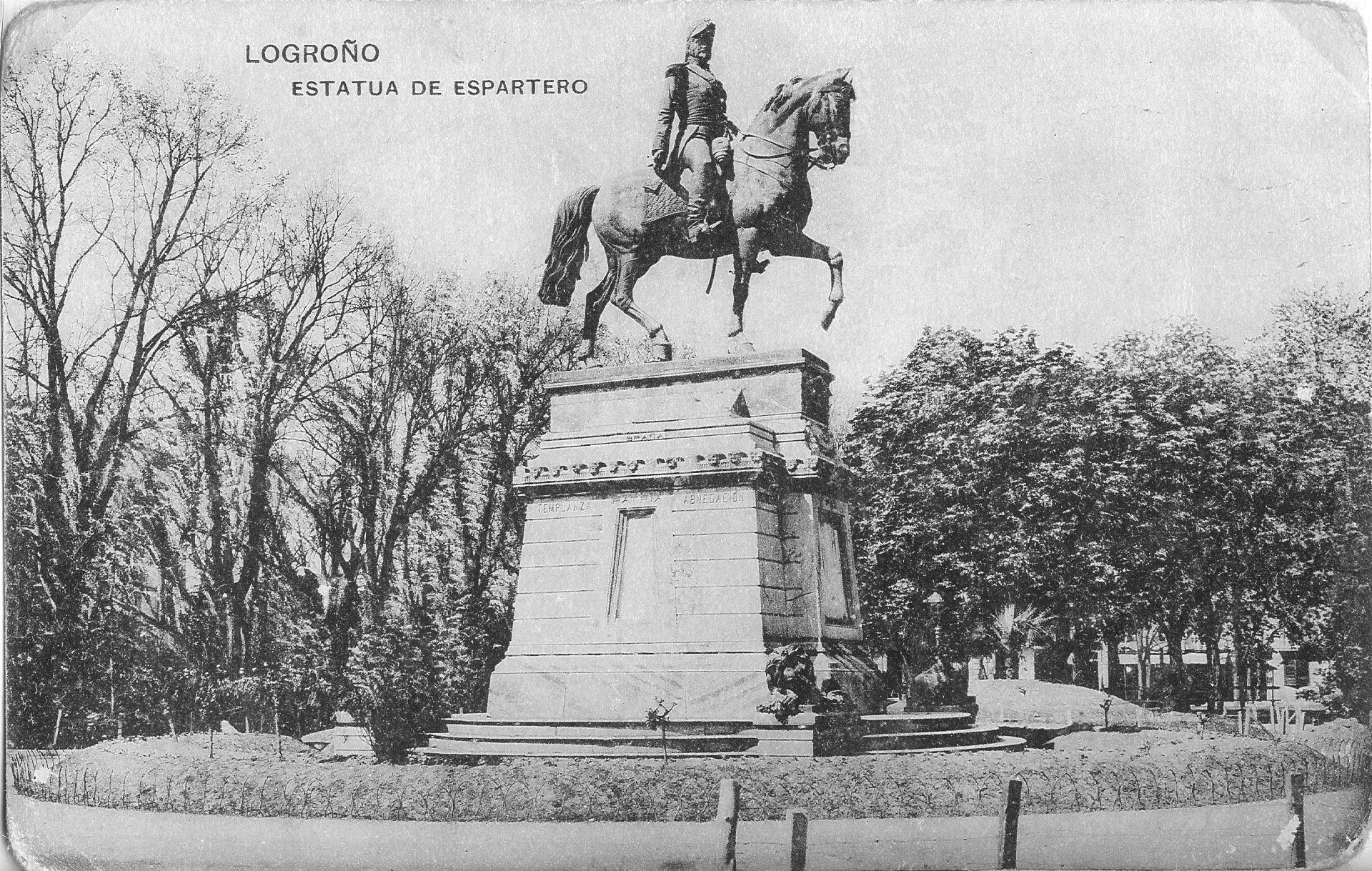 Imagen principal - Pedestal de 1872, en construcción, y ya con la estatua tanto en blanco y negro como en color.