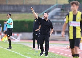 Adrián Cantabrana da una instrucción durante el encuentro ante el Basconia.