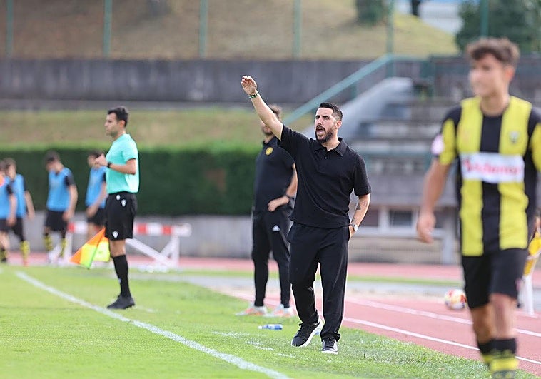 Adrián Cantabrana da una instrucción durante el encuentro ante el Basconia.