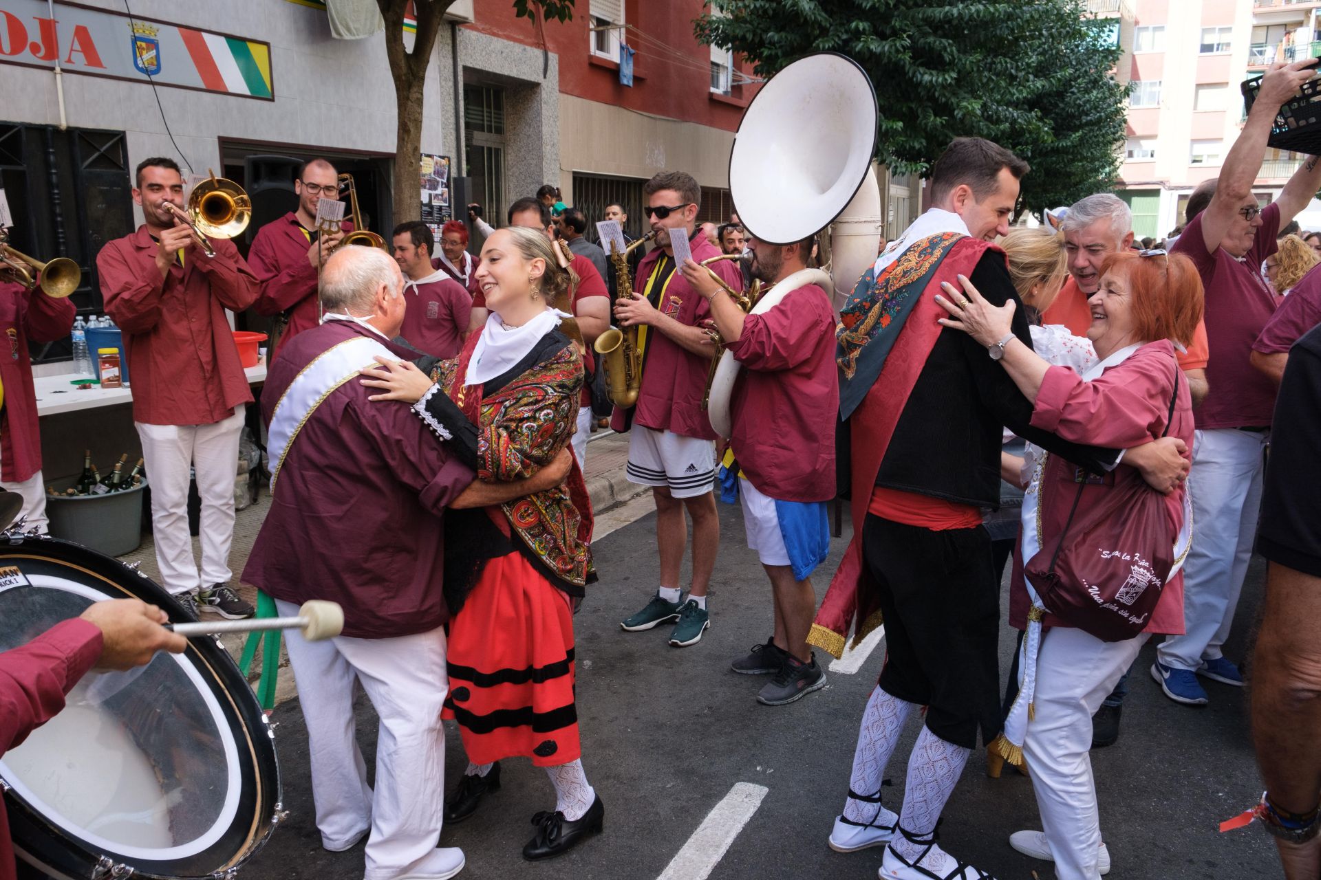 Imagen principal - Charangas, degustaciones y, el año pasado, Leticia Sabater, en los barrios.