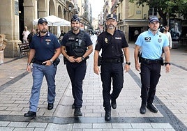 Los agentes Daniel Messina (Italia), Marc Ruiz (Francia), Eduardo Villar (España) y Joao Pinto (Portugal) patrullan por la calle Portales.