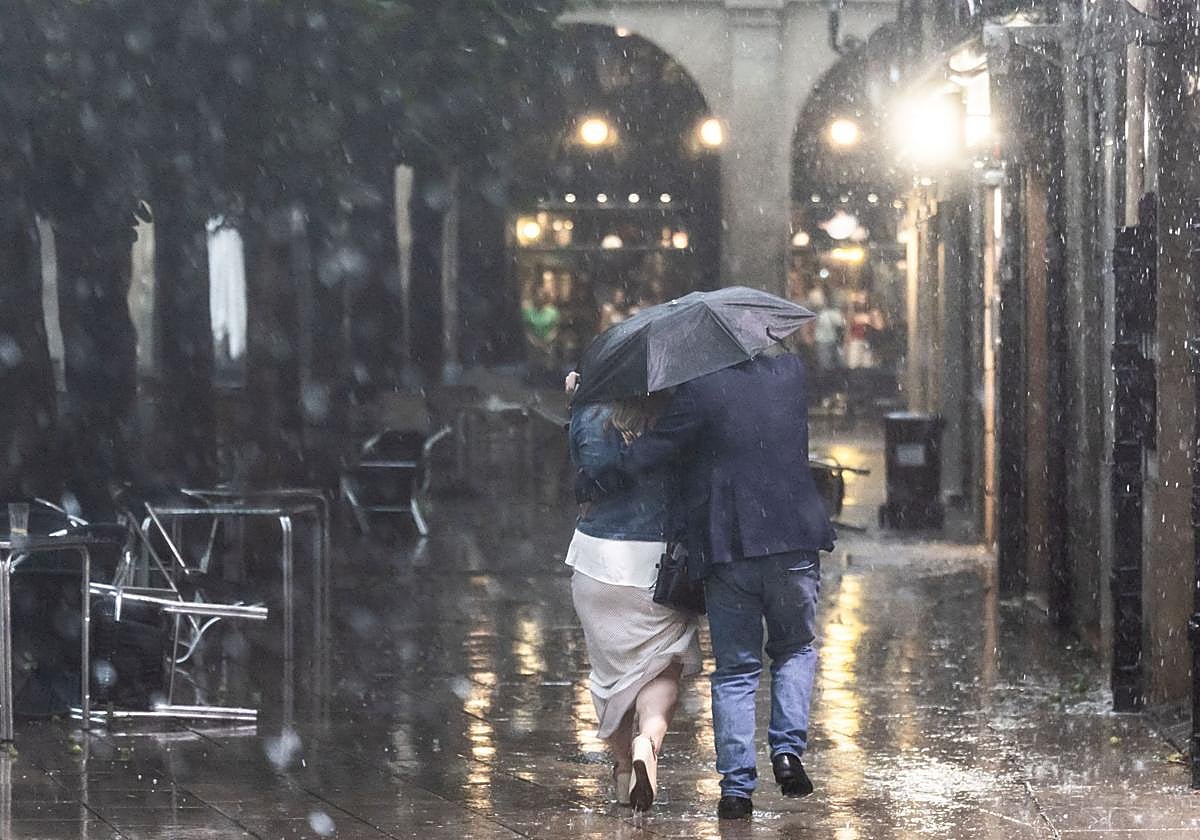 Foto de archivo de un día de lluvia en Logroño.