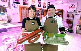 Patricia Calvo con Carlos Ajamil, con los productos que llevarán a La Terraza.