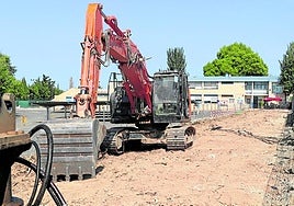 La maquinaria ha levantado el suelo y los chopos del paseo.