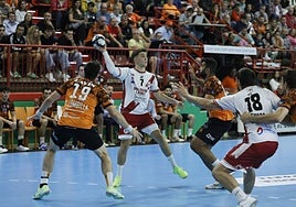 Álvaro Preciado busca asistir a un compañero mientras Silva y Lombilla le marcan