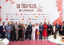 Presidente Gonzalo Capellán con sus consejeros, y diputados y senadores del PP junto a la directora de Diario LARIOJA, Teresa Cobo.