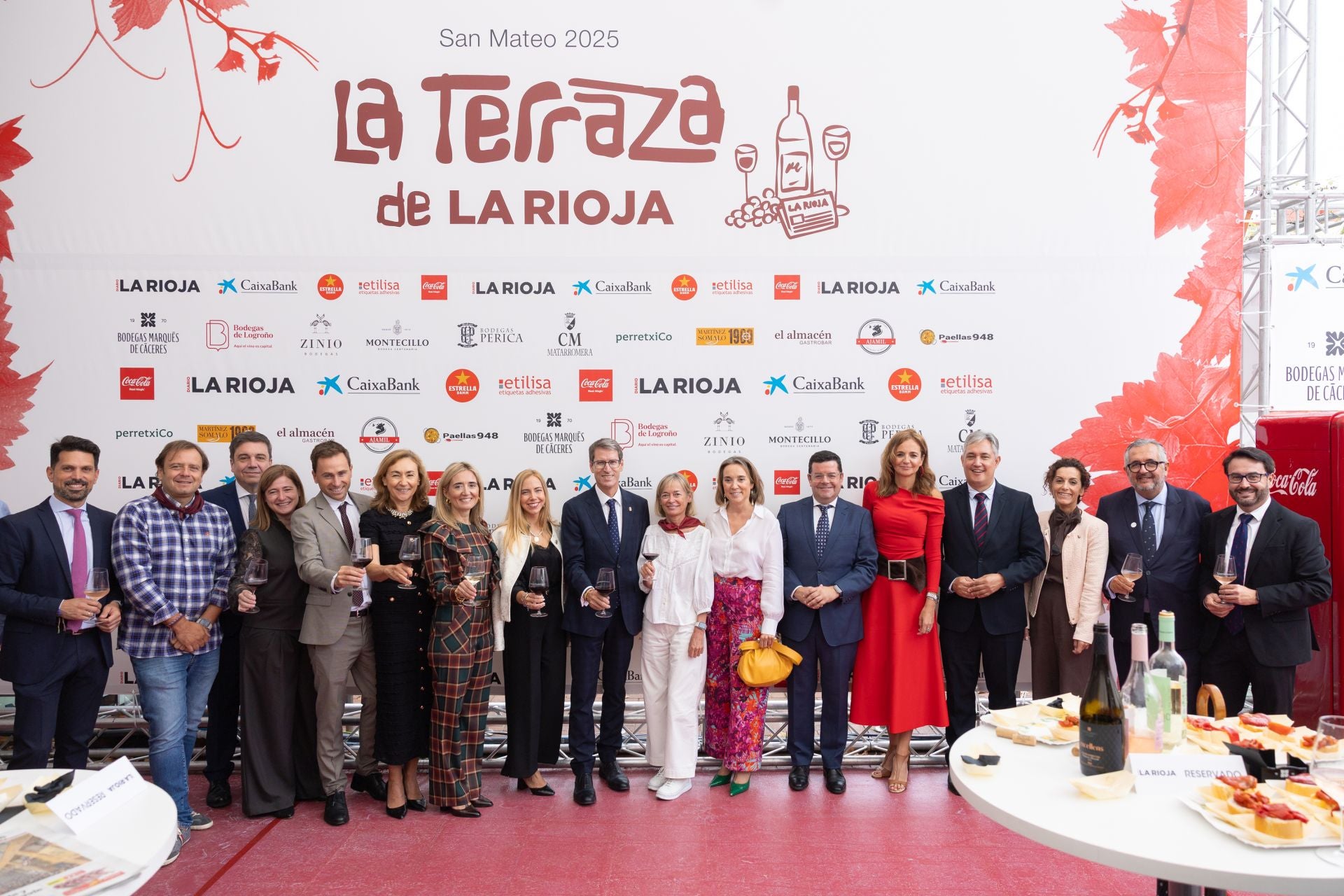 Presidente Gonzalo Capellán con sus consejeros, y diputados y senadores del PP junto a la directora de Diario LARIOJA, Teresa Cobo.