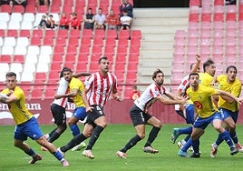Cabetas, que acabó expulsado, busca el balón en una accion a balón parado.