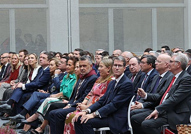 Autoridades antes del discurso.