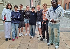 Irlandeses y riojanos, juntos a la espera de su pincho moruno.