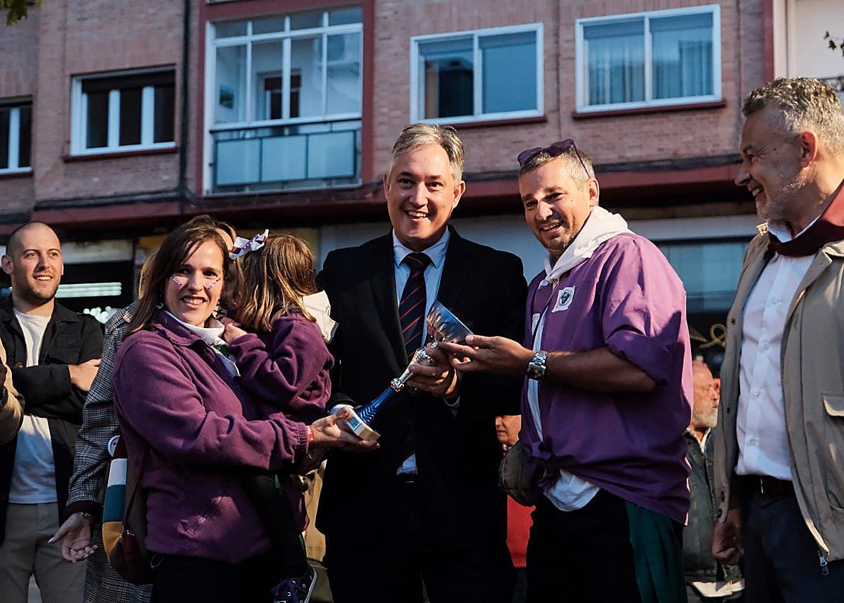 Imagen secundaria 1 - La entrega de premios a la Asociación de Vecinos de Los Lirios, a La Uva y a la Aster.