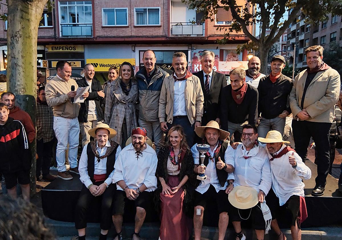 Imagen principal - La entrega de premios a la Asociación de Vecinos de Los Lirios, a La Uva y a la Aster.