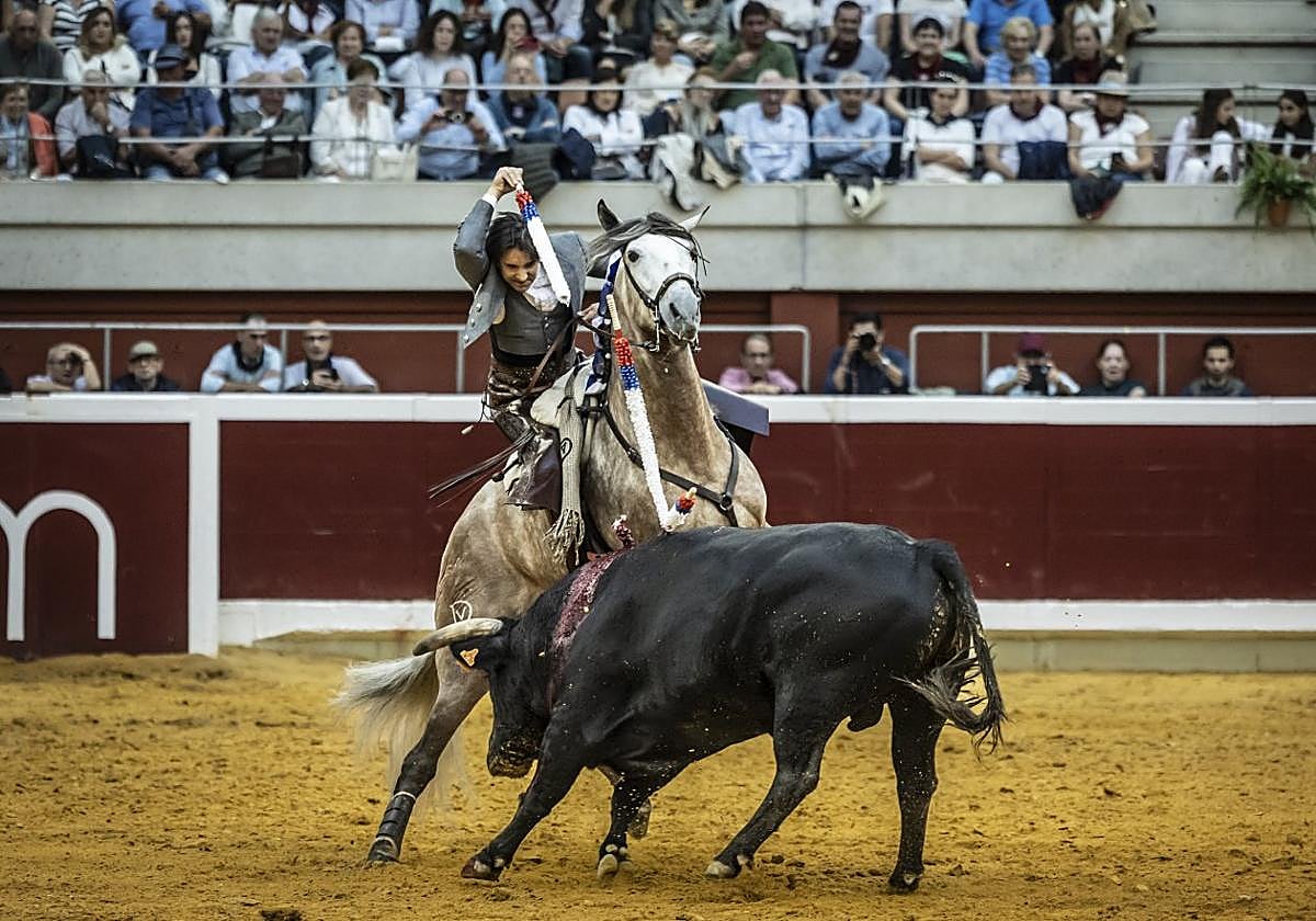 Diego Ventura colocó una banderilla que levantó a los tendidos de La Ribera.