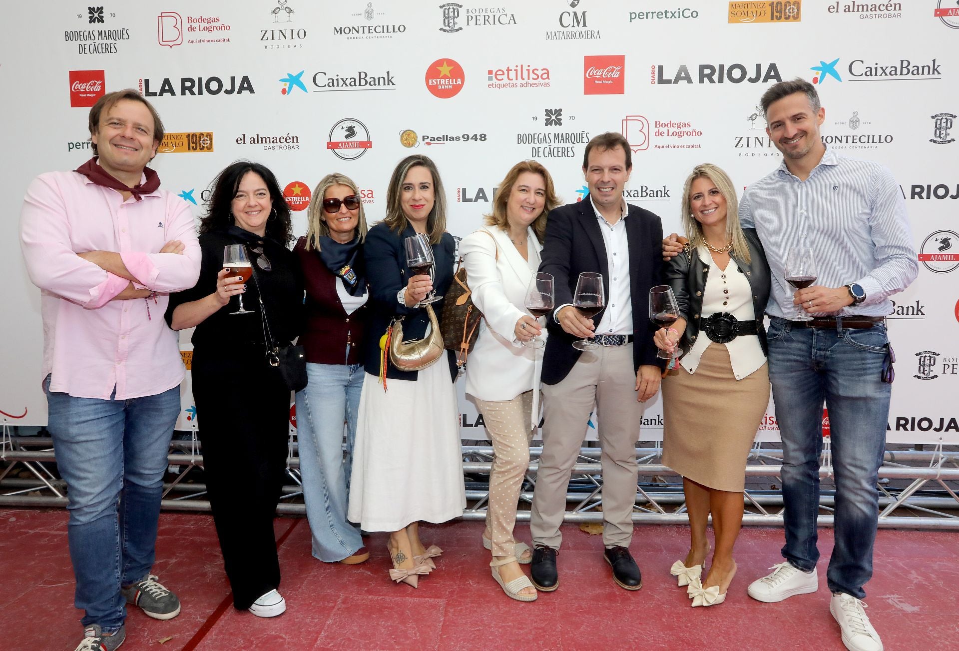 Quique Martínez junto con Mariló Martín, Rebeca López, María González, María José Rodrigo, Íñigo Latorre, Helena Gil y Arturo Lacalle, de CaixaBank. 