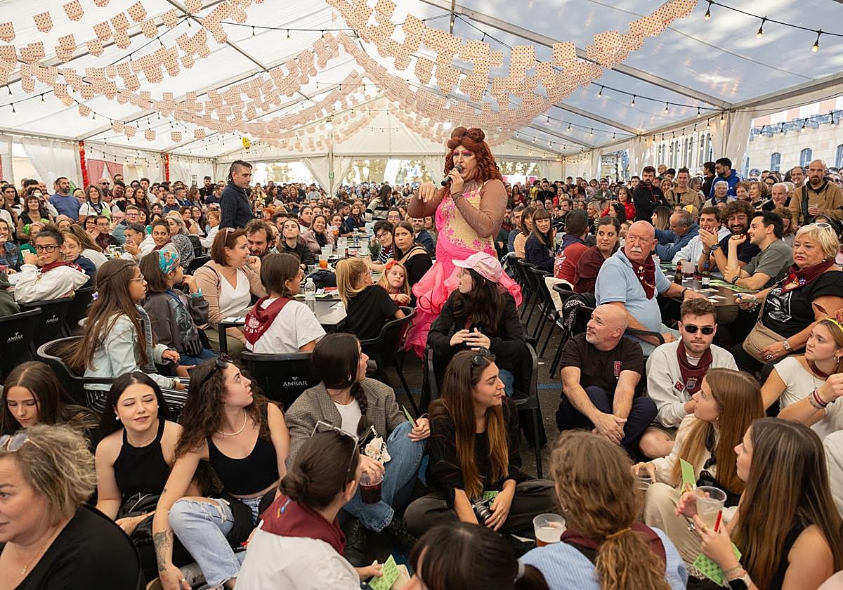 El público abarrota la carpa para disfrutar del bingo musical de Bárbara