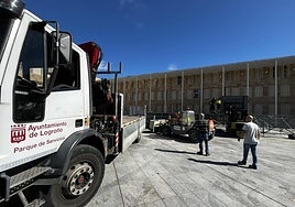 Operarios municipales en pleno montaje del escenario 'de siempre' una vez retirado el utilizado en exclusiva para el show de Mikel Izal (y aprovechado para el cohete).