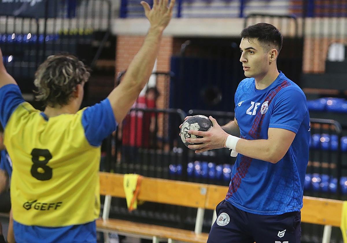 Nemanya Pestic, ayer, en su primer entrenamiento con el Ciudad de Logroño.