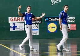 Zabala se lamenta con Zabalaeta a su lado.