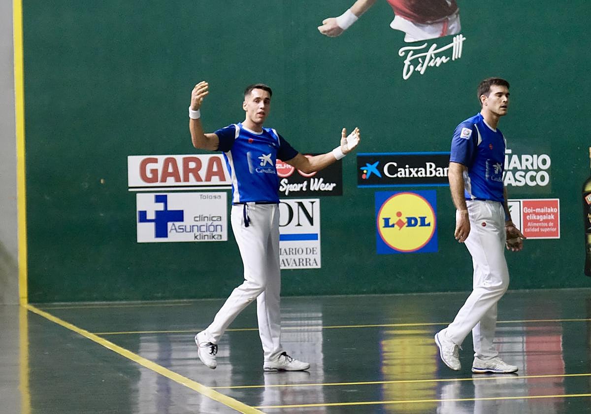 Zabala se lamenta con Zabalaeta a su lado.