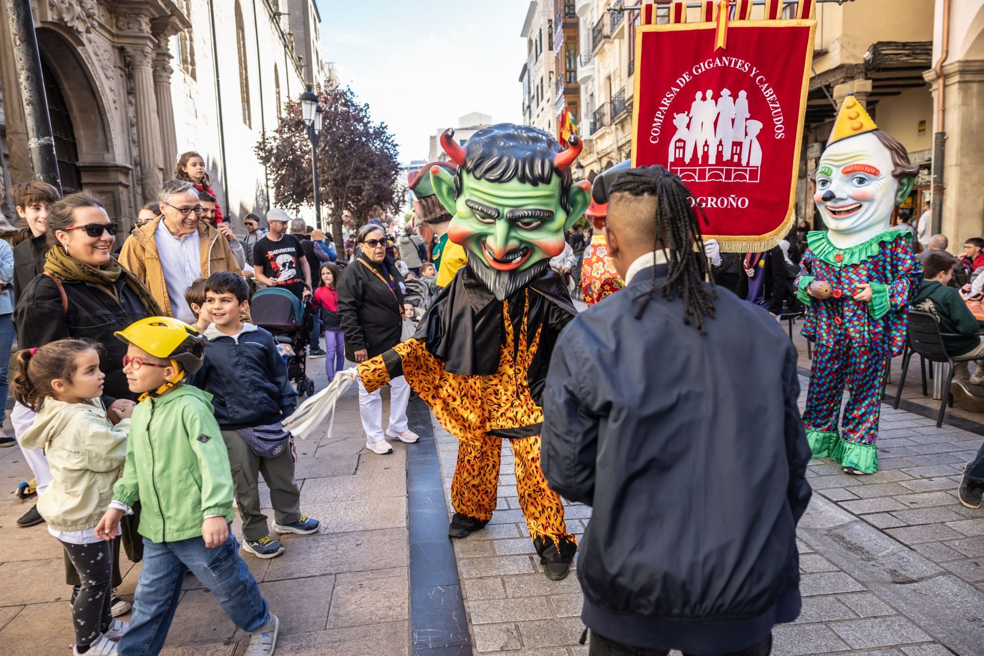 Mañana de degustaciones, música y gigantes y cabezudos en San Mateo